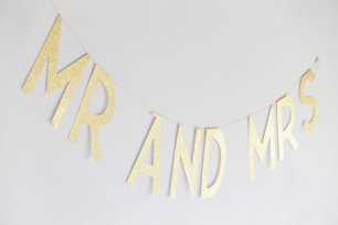 Planning a wedding in France: Mr and Mrs wedding sign
